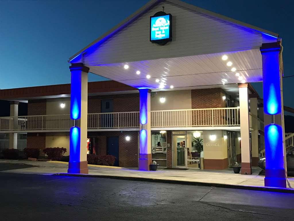 Rodeway Inn Dalton Buitenkant foto